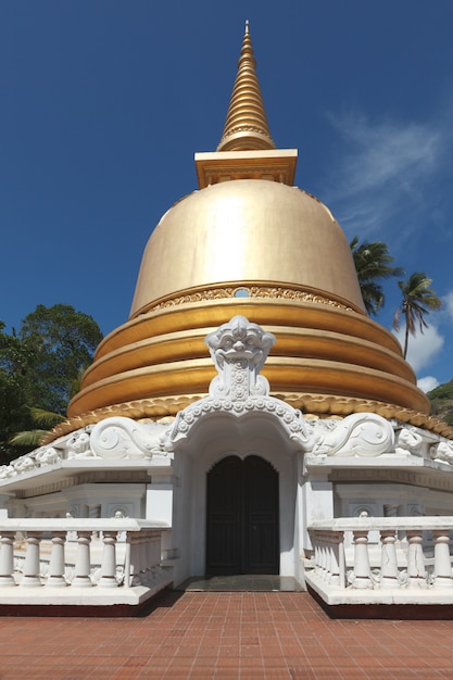 Buddhistische Dagoba (Stupa) im Goldenen Tempel, Dambulla, Sri Lanka