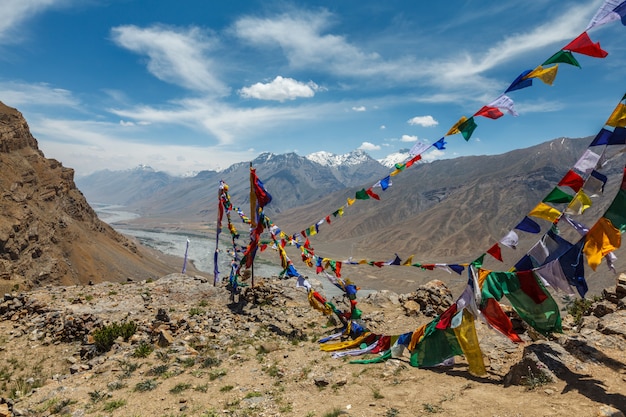 Buddhistische Gebetsfahnen Lungta im Spiti-Tal im Himalaya