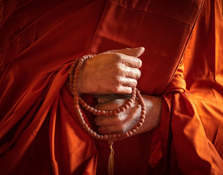 Foto buddhistische mönchshände zur meditation.