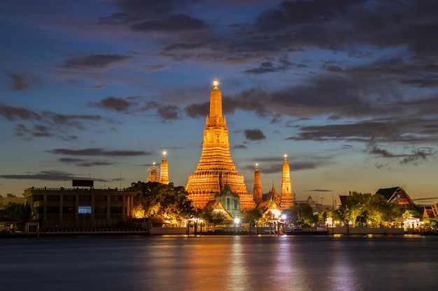 Buddhistische religiöse Orte Wat Aruns in der Dämmerungszeit, Bangkok, Thailand