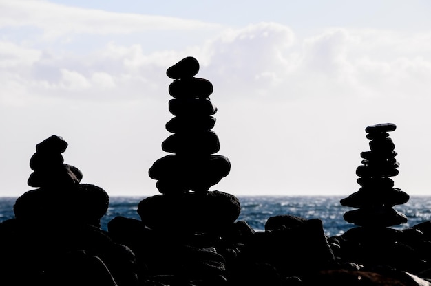 Buddhistische Silhouette traditionelle Steinpyramiden in Teneriffa Kanarische Inseln Spanien