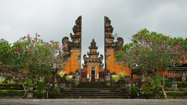 Foto buddhistischer tempel in bali-insel