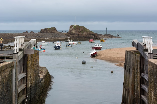 BUDE CORNUALHA 15 DE AGOSTO Barcos no porto de Bude em 15 de agosto de 2013 Pessoas não identificadas