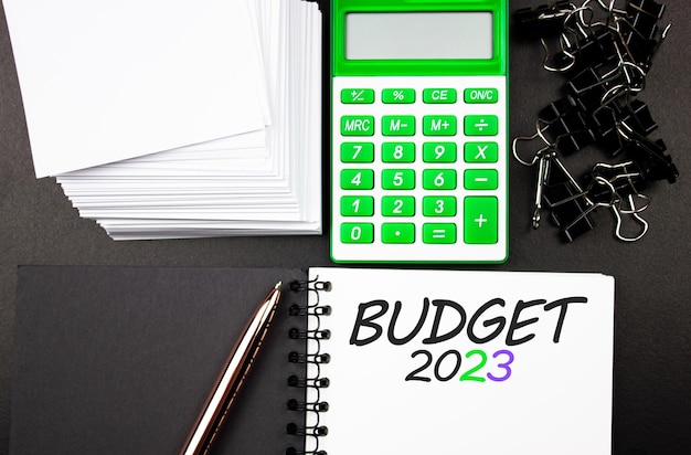 Foto budget 2023 das konzept zur berechnung des budgets für 2023 die inschrift auf dem notizblock neben dem taschenrechner