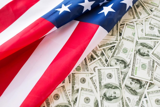 Budget-, Finanz- und Nationalismus-Konzept - Nahaufnahme der amerikanischen Flagge und Dollar-Bargeld
