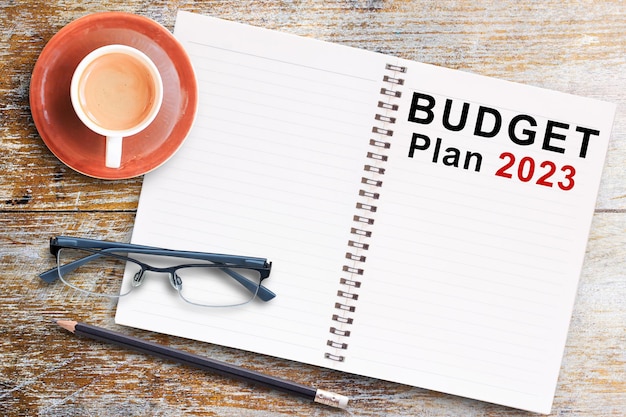 BUDGET Plan 2023 Text auf Notebook im Hintergrund des Schreibtisches