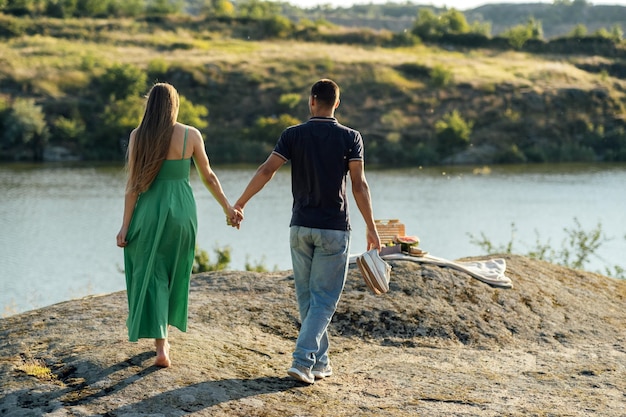 Budgetfriendly destinos de luna de miel europeos baratos pareja de recién casados enamorados en un picnic de verano con