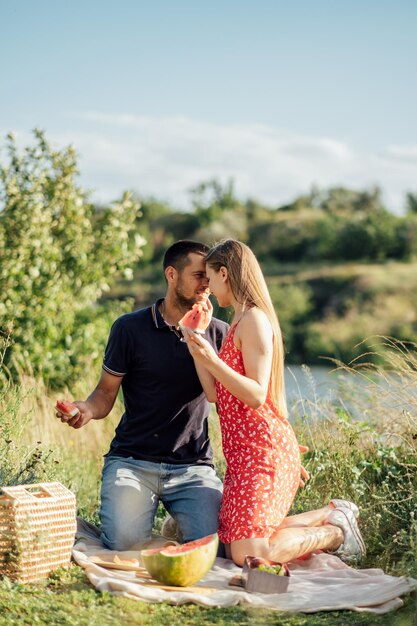 Budgetfriendly destinos de luna de miel europeos baratos pareja de recién casados enamorados en un picnic de verano con