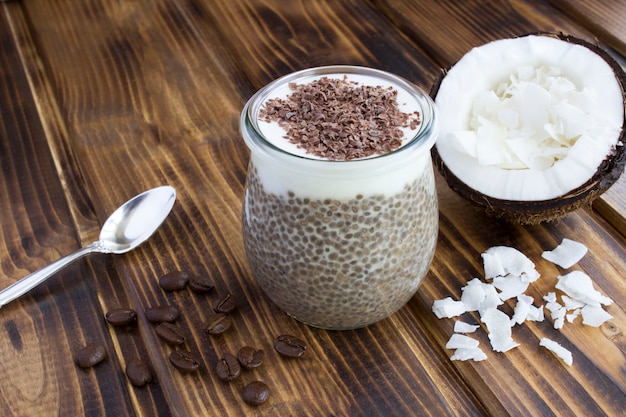 Budín de café con chía con coco rallado y chocolate