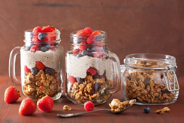 Budín casero de granola y semillas de chía con desayuno saludable de bayas