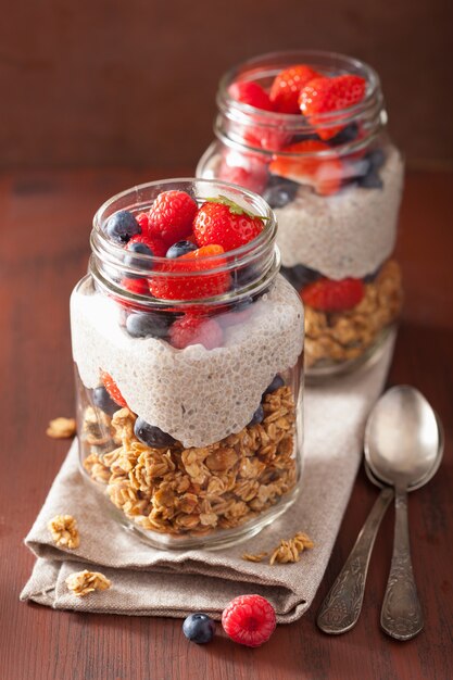 Budín casero de granola y semillas de chía con desayuno saludable de bayas