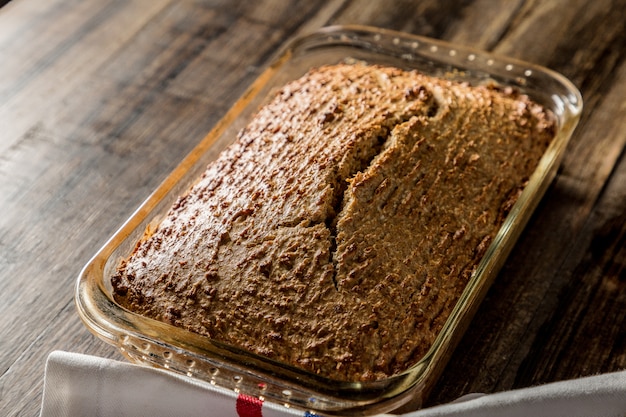 Budín casero sobre tabla de madera