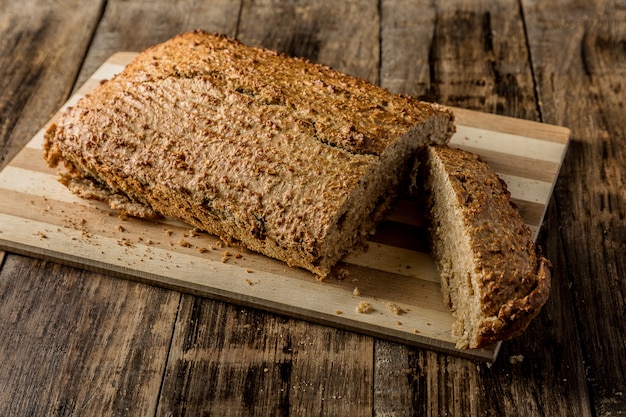 Budín casero sobre tabla de madera