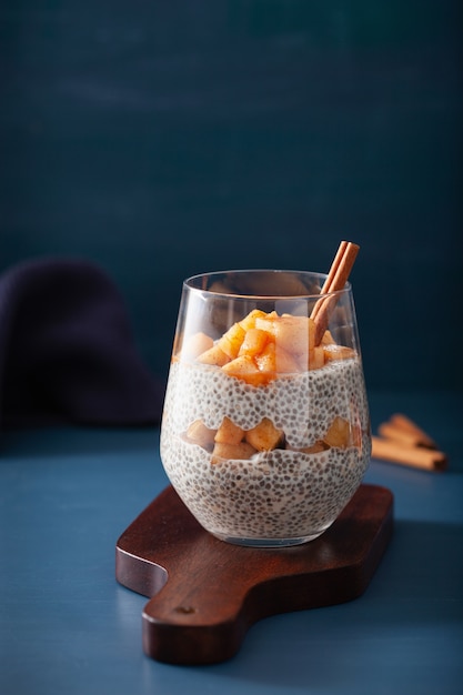 Budín de chía con canela a fuego lento, manzanas y mantequilla de maní