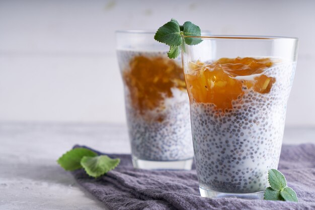 Budín de chía casero con mermelada de naranja y menta en un vaso