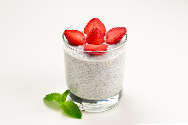 Budín de chía con fresa y menta en blanco