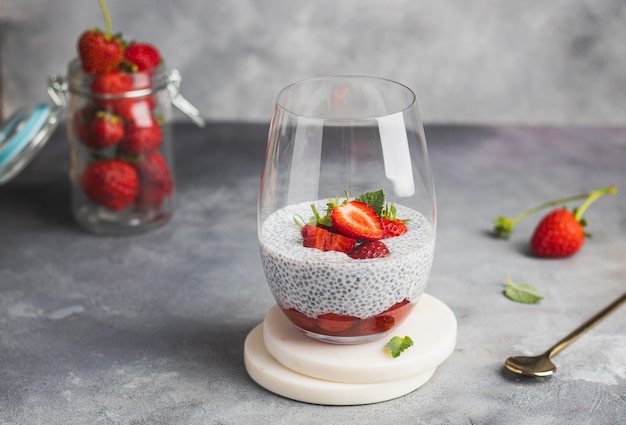 Budín de chía con fresa y menta en el vaso