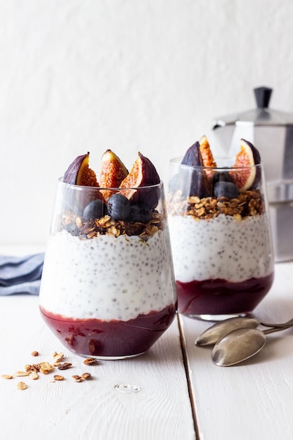 Budín de chía con higos arándanos y granola Alimentación saludable Comida vegetariana Desayuno