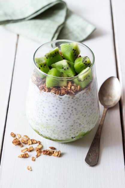 Budín de chía con kiwi y granola Alimentación saludable Comida vegetariana Desayuno