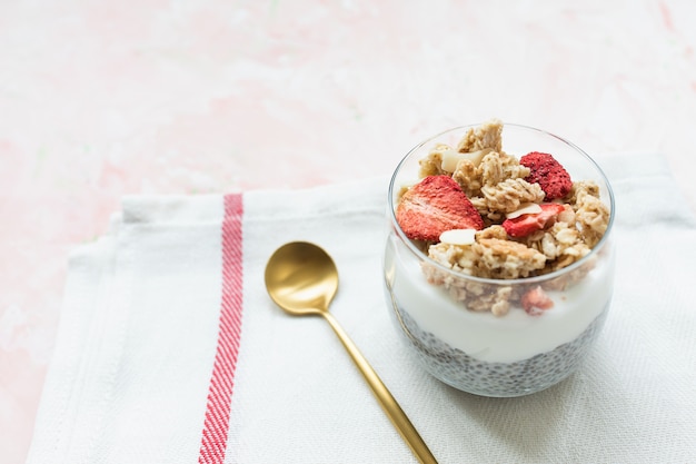 Budín de chía con leche de almendras, yogur y fresas secas.