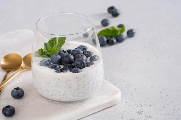 Budín de chía con leche de coco y arándanos