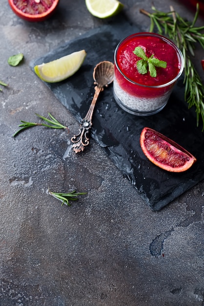 Budín de chía con puré de frutos rojos.