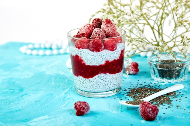 Budín de chía saludable con frambuesas en vidrio