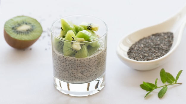 Budín de chía vegana saludable en un vaso con kiwi fresco