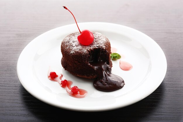 Budín de chocolate caliente con centro de fondant en primer plano de la placa