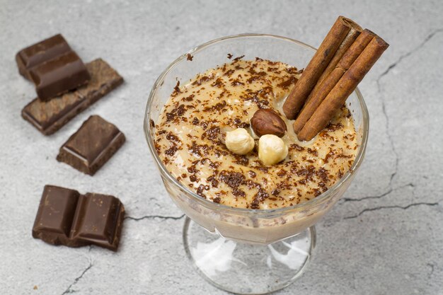 Budín de chocolate con caramelo con chocolate y nueces