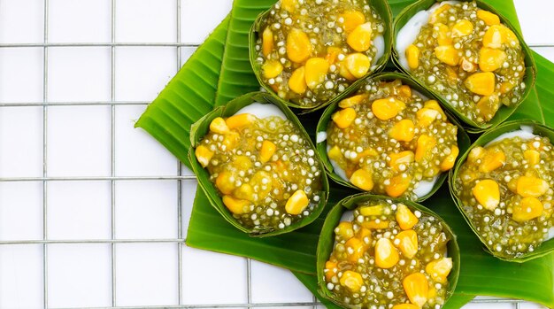 Budín de coco de postre tailandés con perla de tapioca o sagú y maíz