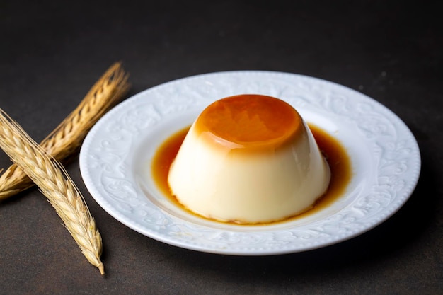 Budín de crema de caramelo con salsa de caramelo en placa