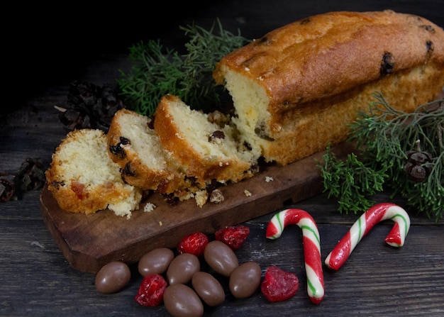 Foto budín de frutas con adornos navideños