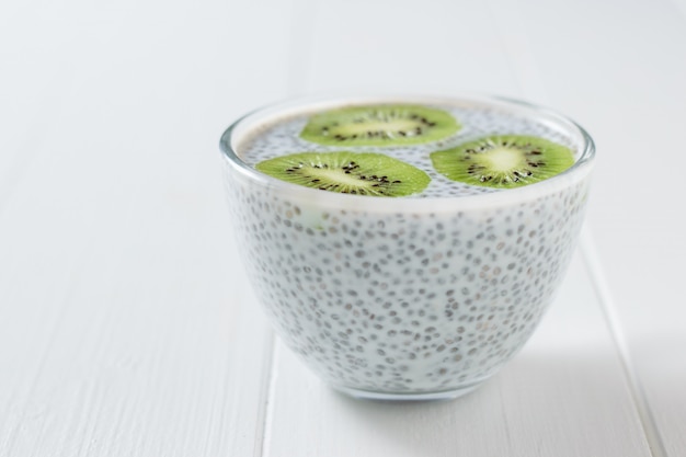 budín de kiwi con semillas de chia y leche en un tazón