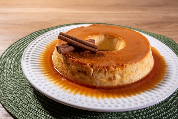 Budín de leche condensada con salsa caramelizada