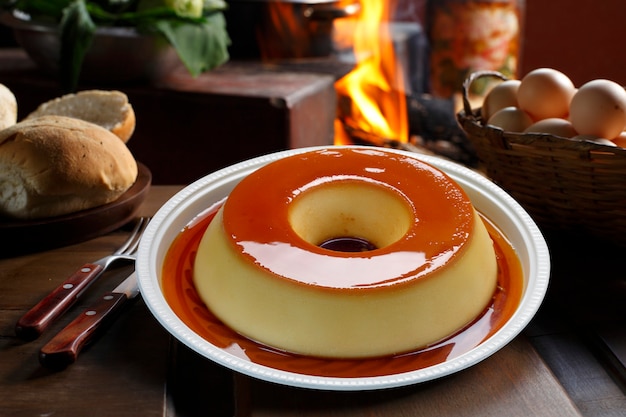 Budín de leche y huevos con almíbar