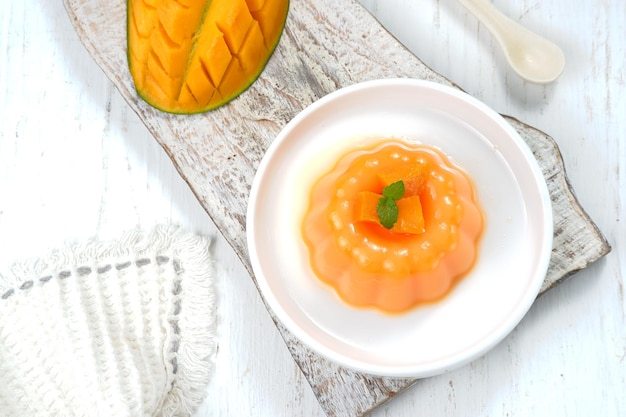 Budín de mango, gelatina, postre en placa blanca.sobre fondo blanco.