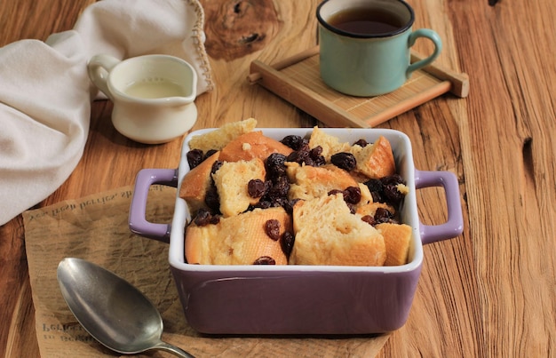 Budín de Pan en Cacerola Servido con Salsa de Vainilla