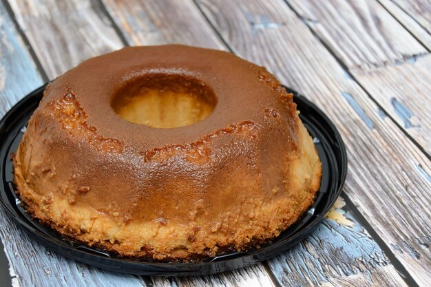 Budín de pan casero sobre mesa de madera