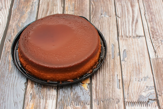 Budín de pan casero sobre mesa de madera