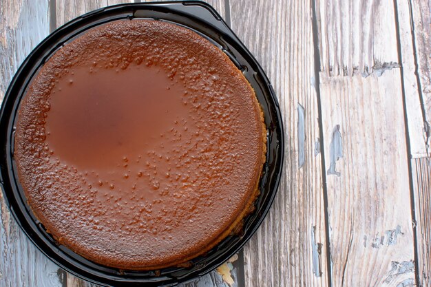 Budín de pan casero sobre mesa de madera