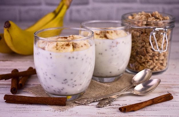 Budín de plátano con semillas de chía, granola y canela.