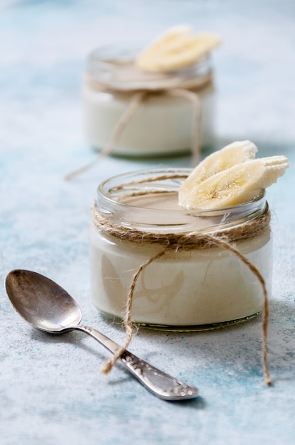 Budín de plátano sobre fondo claro