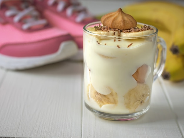 Budín de plátano en tazas de vidrio con galletas y zapatillas de deporte