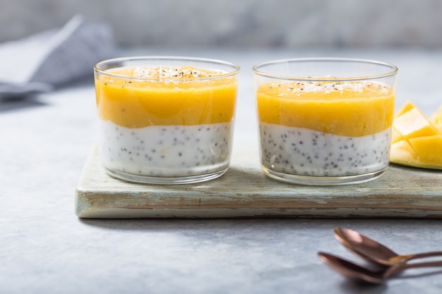 Budín de semillas de chía con mango en frascos de vidrio. Comida limpia, concepto de comida vegetariana vegana saludable