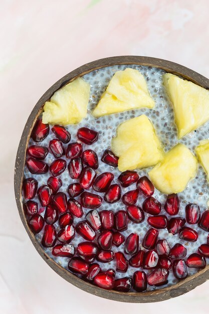 Budín de semillas de chía con mango y granada en un tazón