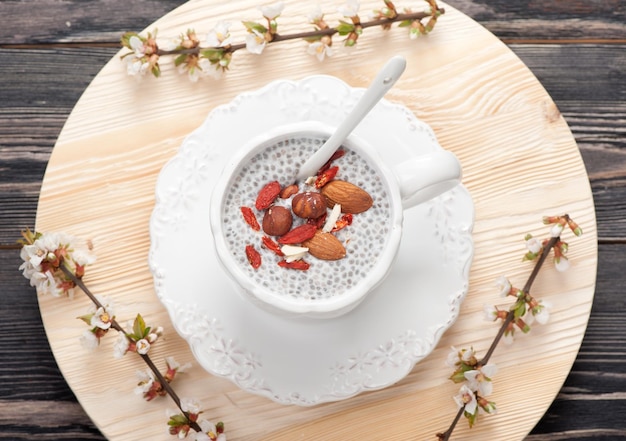 Budín de semillas de chía con nueces y bayas de goji