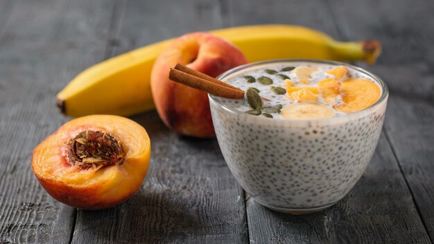 Budín de semillas de chía con semillas de plátano y calabaza en una mesa