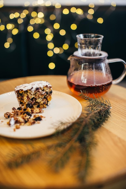 Budín tradicional inglés al vapor con frutos secos y nueces para Navidad