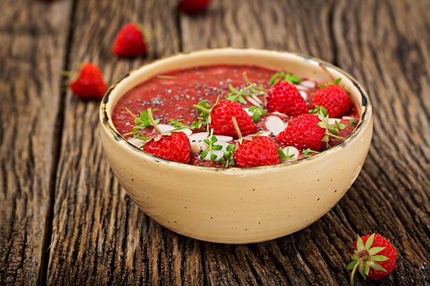 Budín vegano de semillas de chía con fresas y almendras.